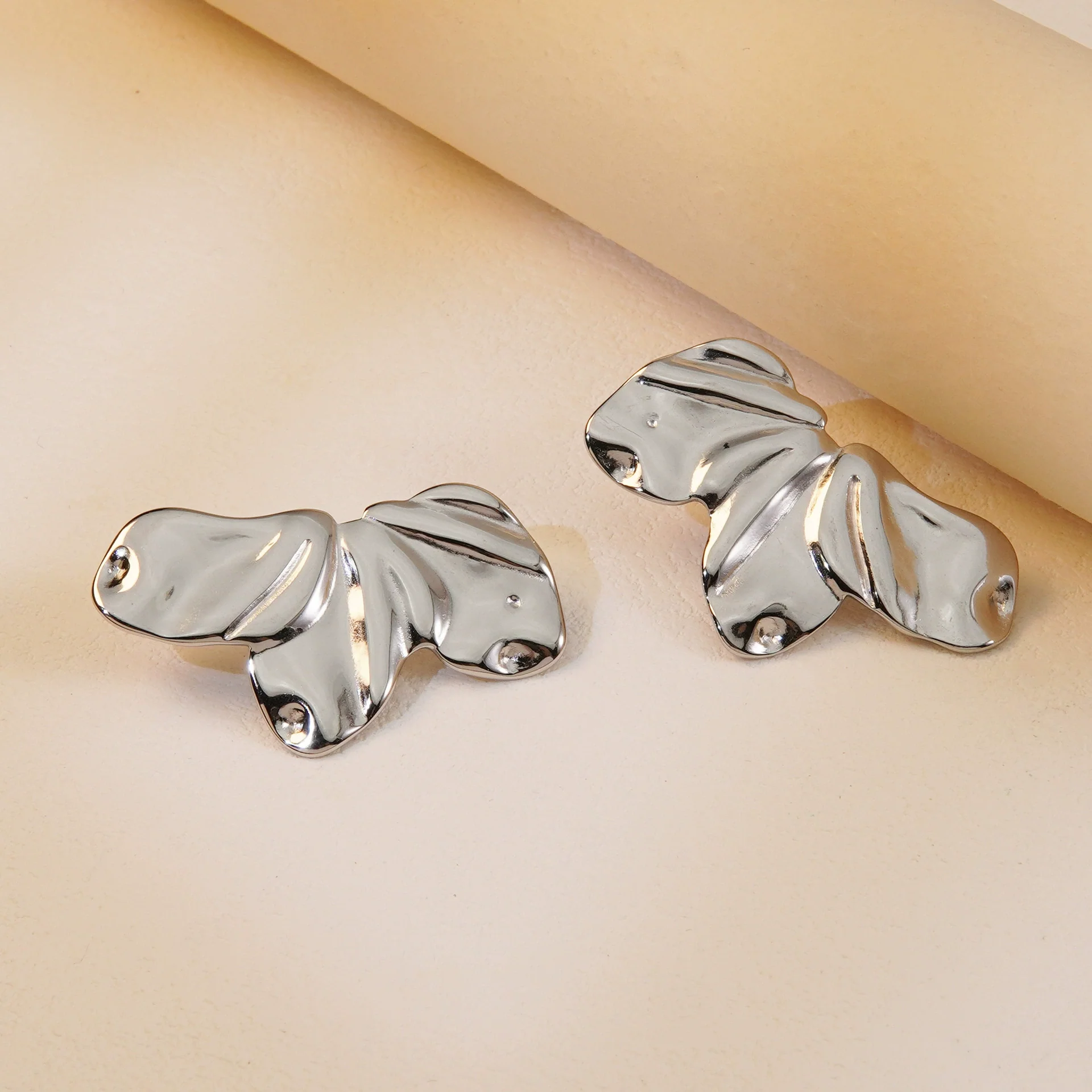 Wholesale Women's Light Luxury Stamped Stainless Steel Flower Earrings - Image 6