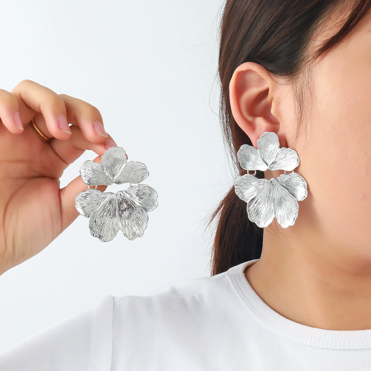 Wholesale Women's Light Luxury Style Alloy Flower Electroplated Multilayer Petal Pleated Irregular Earrings - Image 2