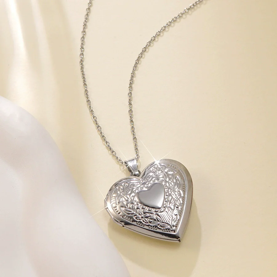 Wholesale Women's Light Luxury Style Electroplated Stainless Steel Heartshaped Photo Frame Pendant Necklace - Image 3