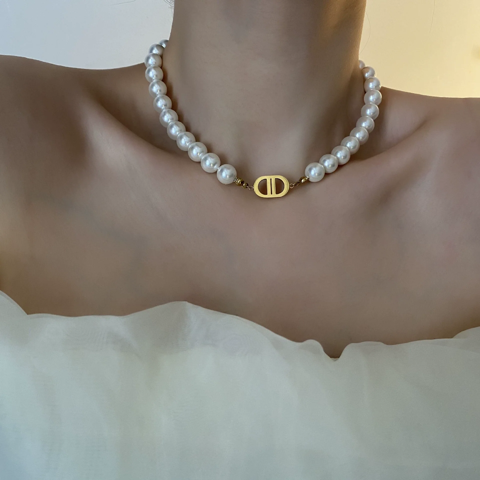 Wholesale Women's Light Luxury Titanium Steel Geometric Pattern Polished Clavicle Chain With Natural Shell Beads Pendant Jewelry - Image 2