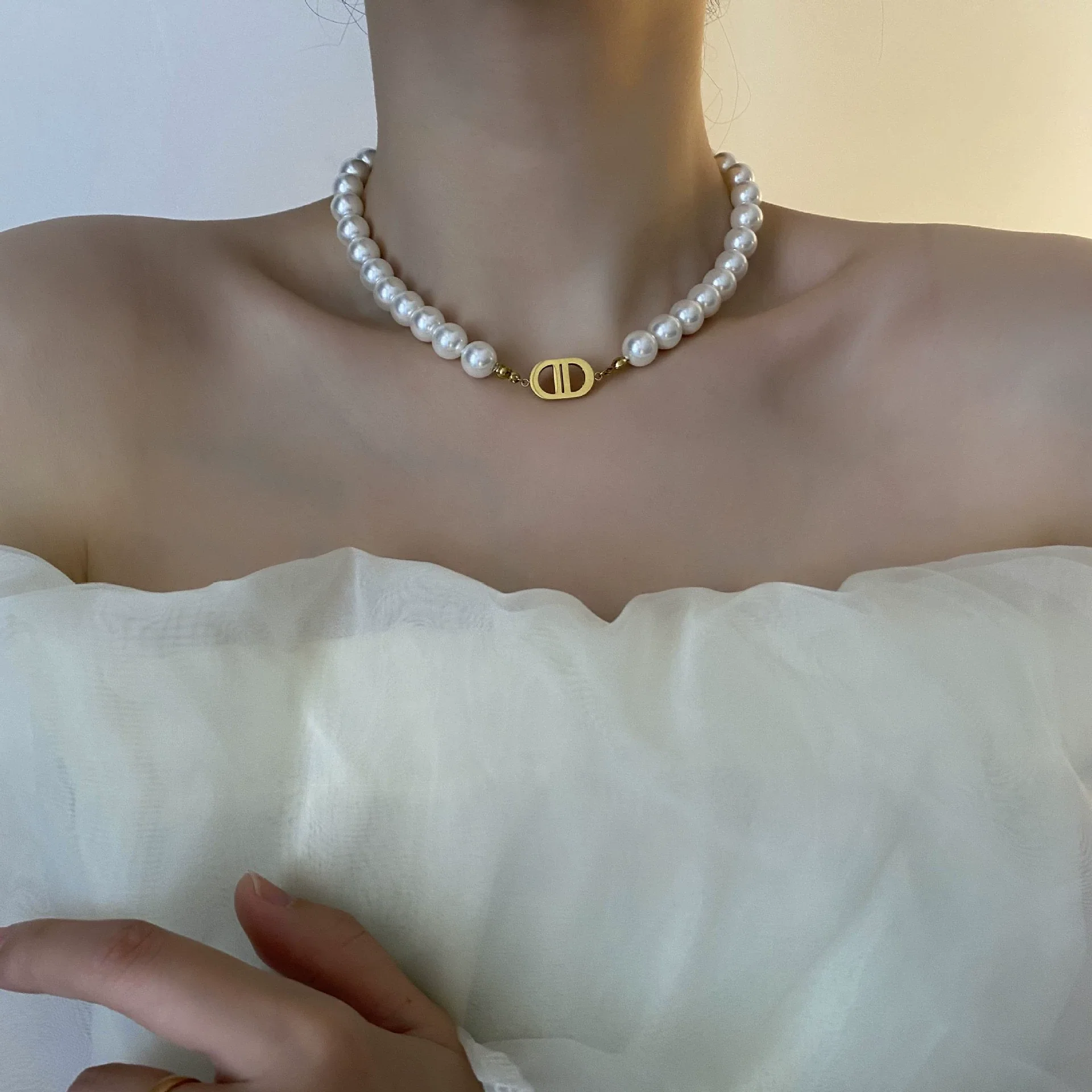 Wholesale Women's Light Luxury Titanium Steel Geometric Pattern Polished Clavicle Chain With Natural Shell Beads Pendant Jewelry - Image 4