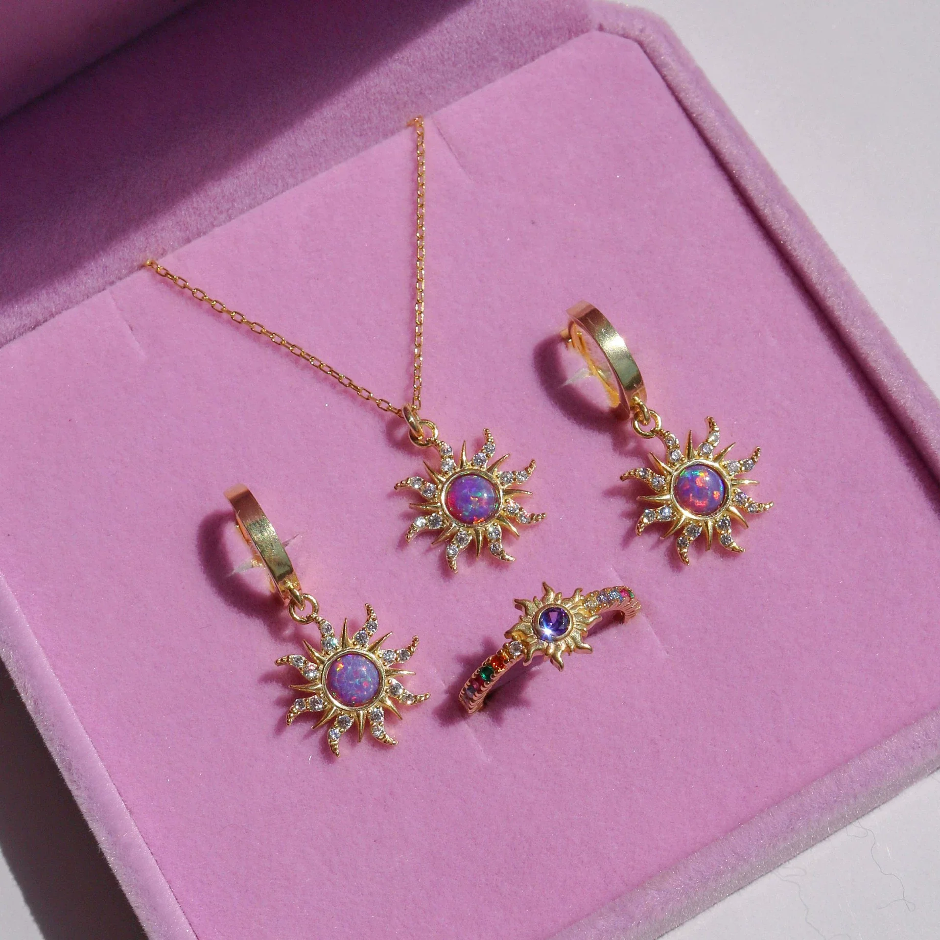 Wholesale Women's Literature And Art Style Copper Necklace With Geometric Zircon Pendant And Diamond Treatment - Image 2
