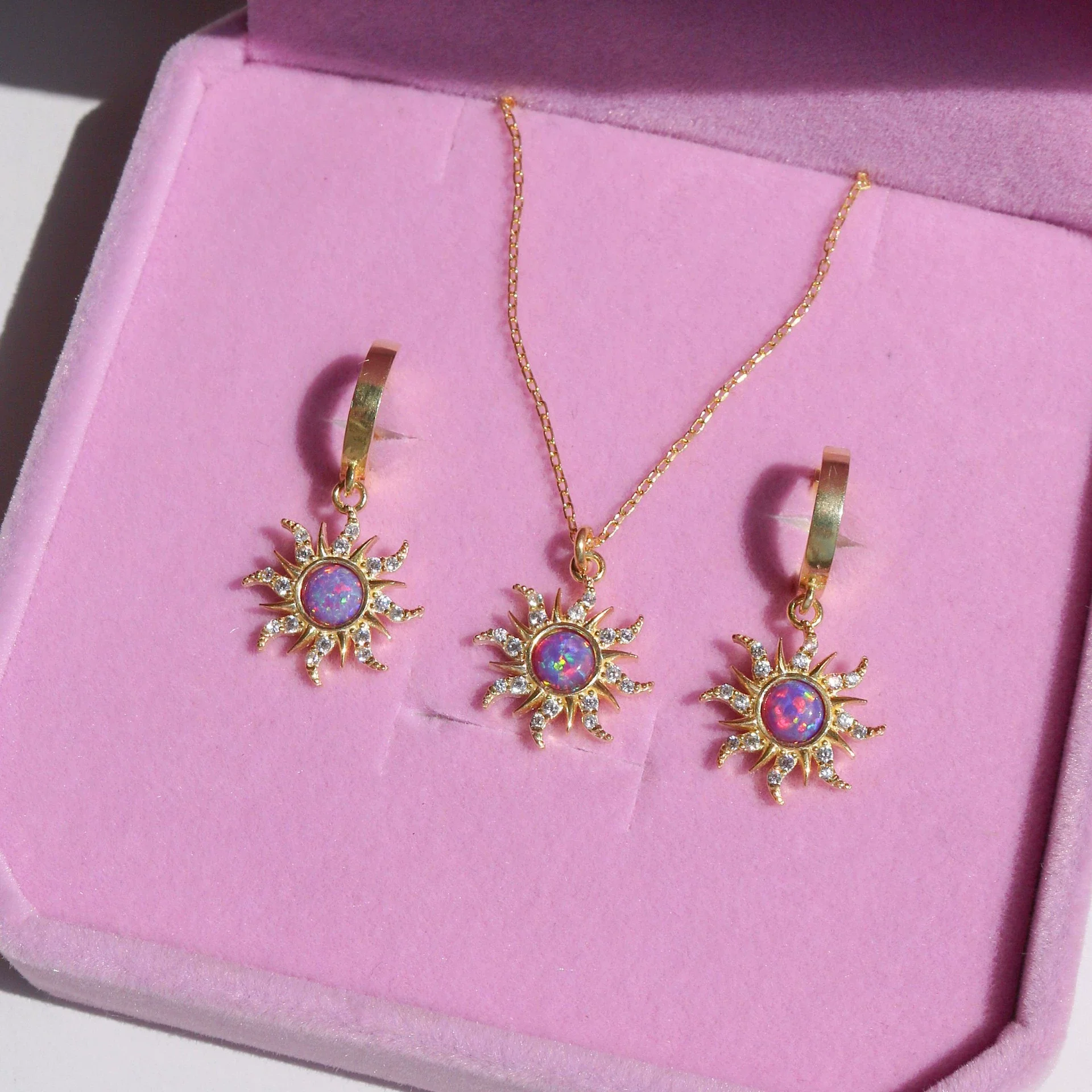 Wholesale Women's Literature And Art Style Copper Necklace With Geometric Zircon Pendant And Diamond Treatment - Image 5