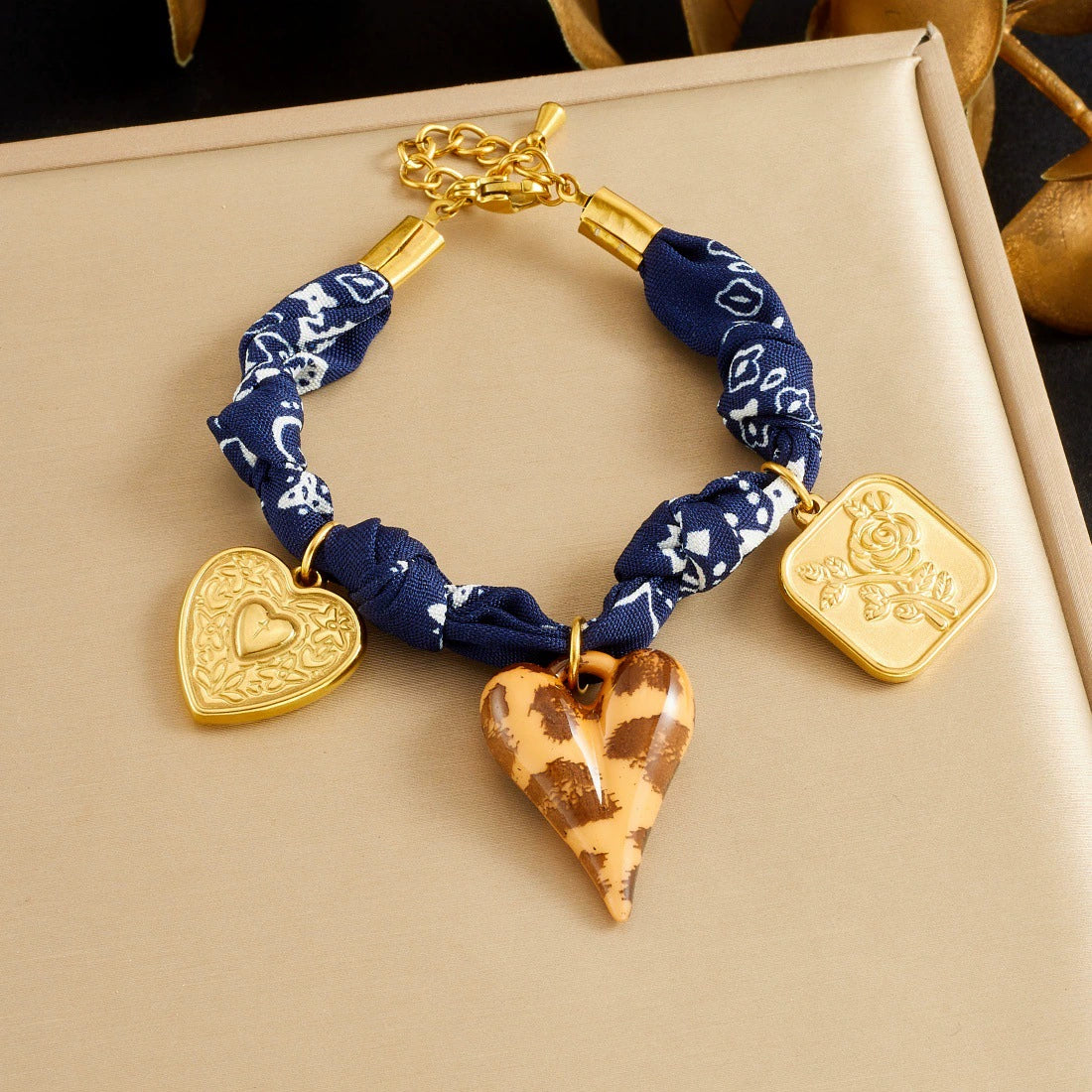 Wholesale Women's Maillard Style Dark Blue Leopard Print Stainless Steel Goldplated Heartshaped Embossed Pendant Bracelet