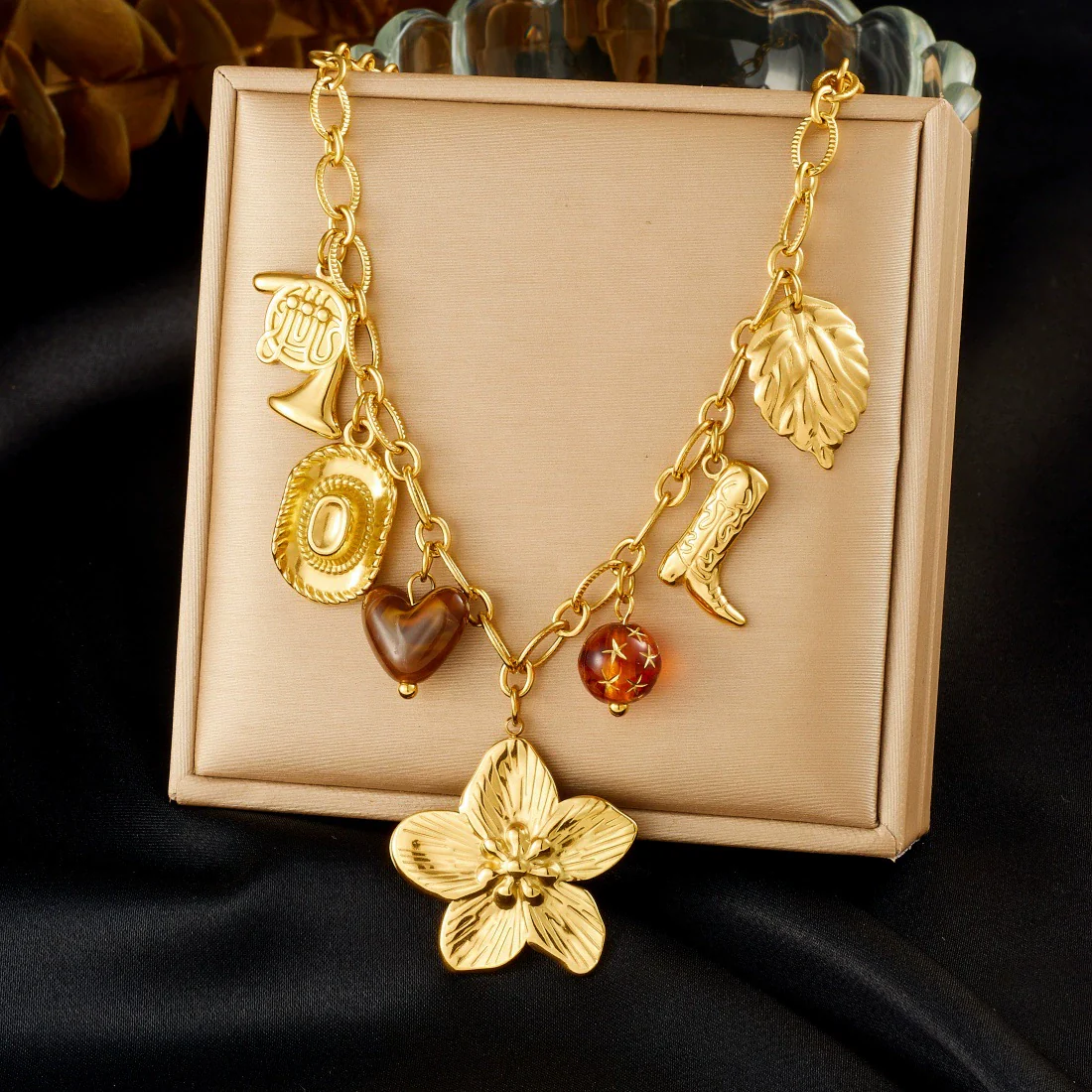 Wholesale Women's Medieval Style Flower Heartshaped Stainless Steel Electroplated Pendant Chain Necklace With Oshaped Chain
