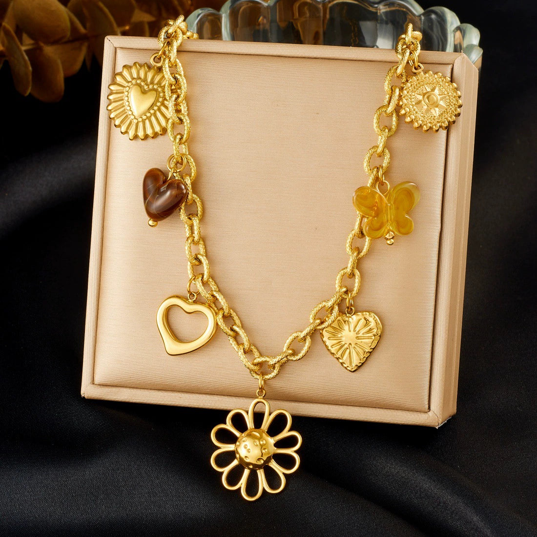 Wholesale Women's Medieval Style Gold Electroplated Stainless Steel Flower Heartshaped Compass Pendant Necklace With Oshaped Chain