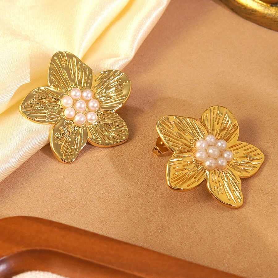 Wholesale Women's Medieval Style Stamped Stainless Steel Flower Pearl Earrings - Image 4