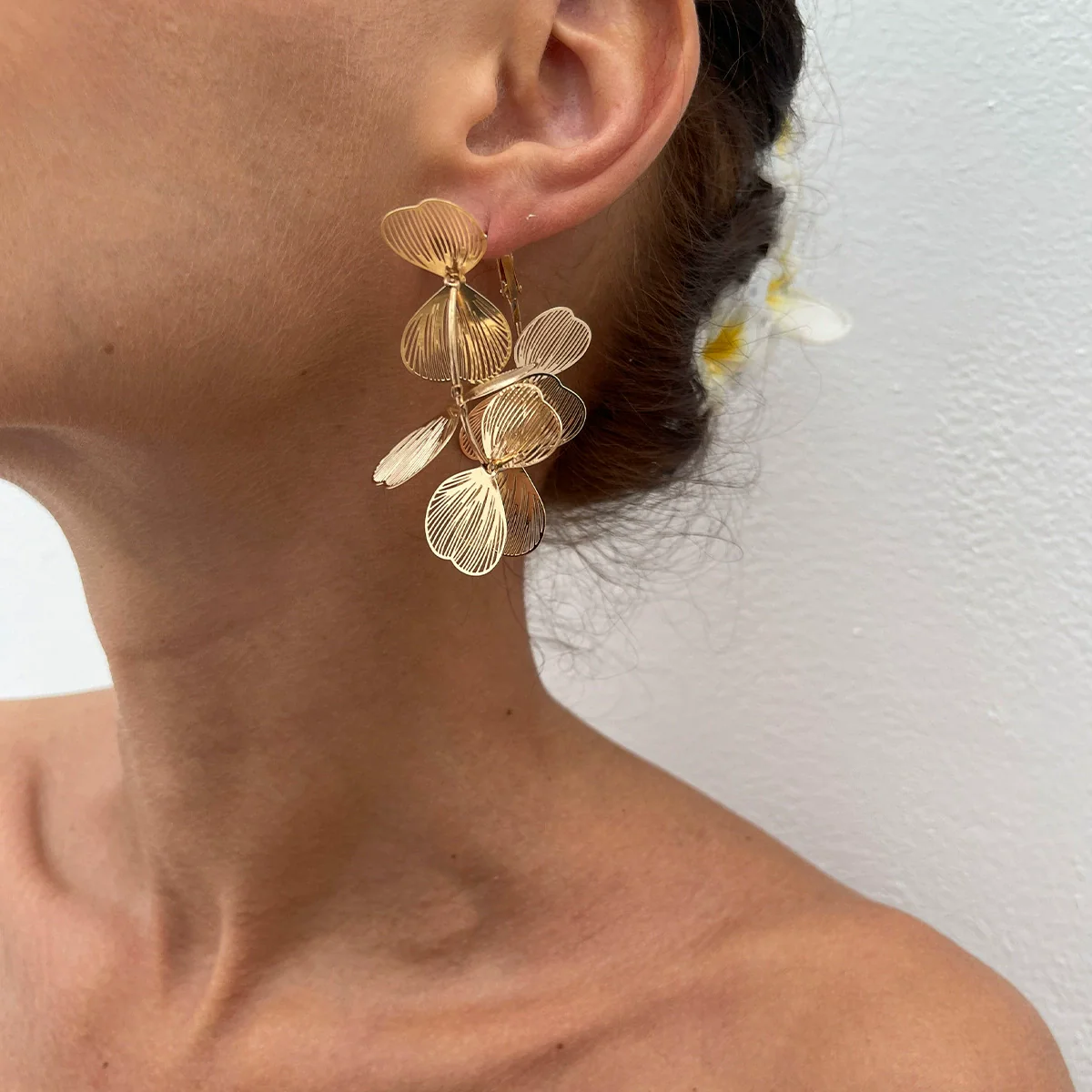 Wholesale Women's Metal Leaf Electroplated Personality Earrings