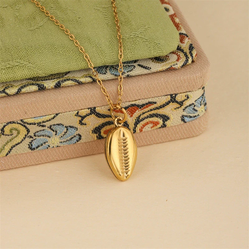 Wholesale Women's Minimalist Geometric Stainless Steel 18K Gold Electroplated Hollow Shell Necklace - Image 3
