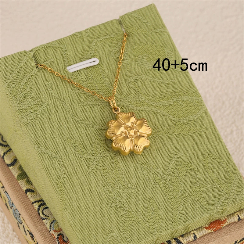 Wholesale Women's Minimalist Geometric Stainless Steel Electroplated 18K Gold Cross Chain Necklace - Image 3