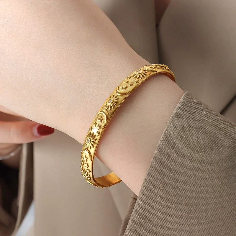 Wholesale Women's Personality Bracelet And Earrings Set Made Of Titanium Steel And Zircon With Electroplating And Embossed Design - Image 3