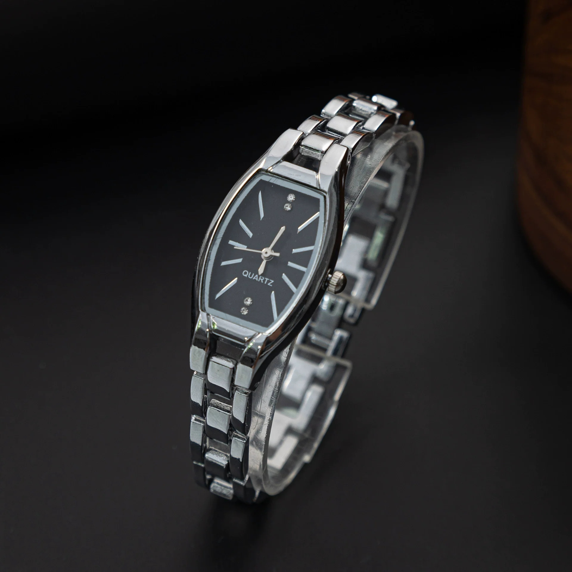 Wholesale Women's Retro Barrel Shaped Stainless Steel And Alloy Bracelet Quartz Watch With Horseshoe Buckle - Image 4