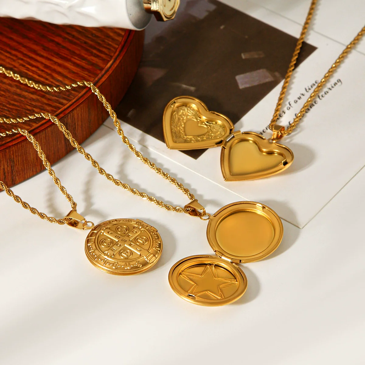 Wholesale Women's Retro Geometric Embossed Electroplated Stainless Steel Fliptop Pendant Twist Chain Necklace Luxury Niche Jewelry - Image 3