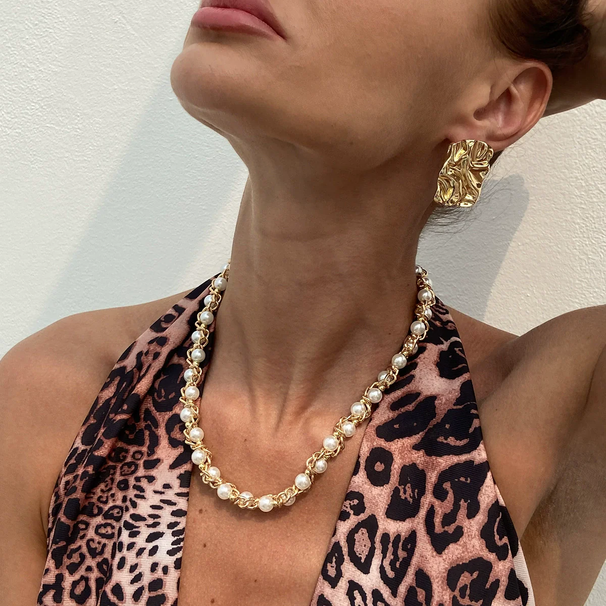 Wholesale Women's Retro Geometric Imitation Pearl And Iron Chain Electroplated Collarbone Necklace - Image 2