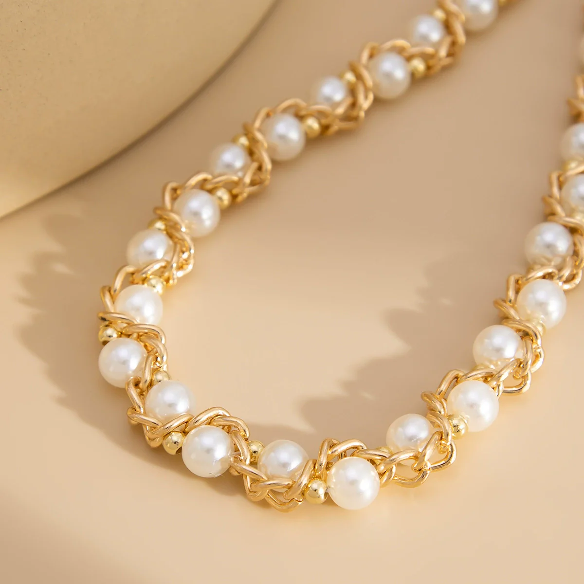 Wholesale Women's Retro Geometric Imitation Pearl And Iron Chain Electroplated Collarbone Necklace - Image 4