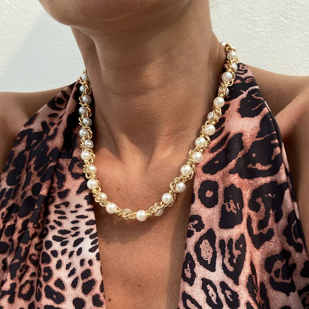 Wholesale Women's Retro Geometric Imitation Pearl And Iron Chain Electroplated Collarbone Necklace - Image 6