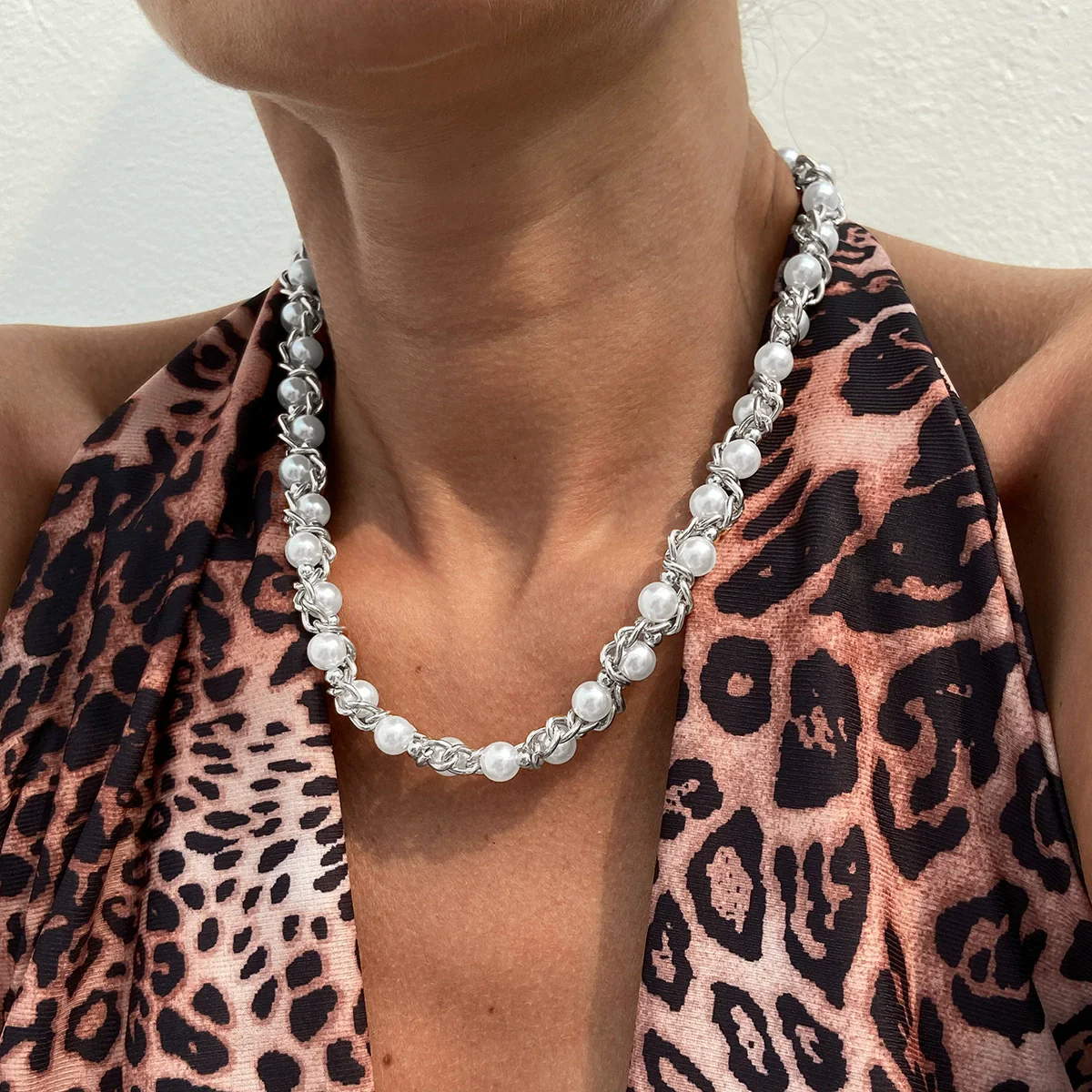 Wholesale Women's Retro Geometric Imitation Pearl And Iron Chain Electroplated Collarbone Necklace - Image 7