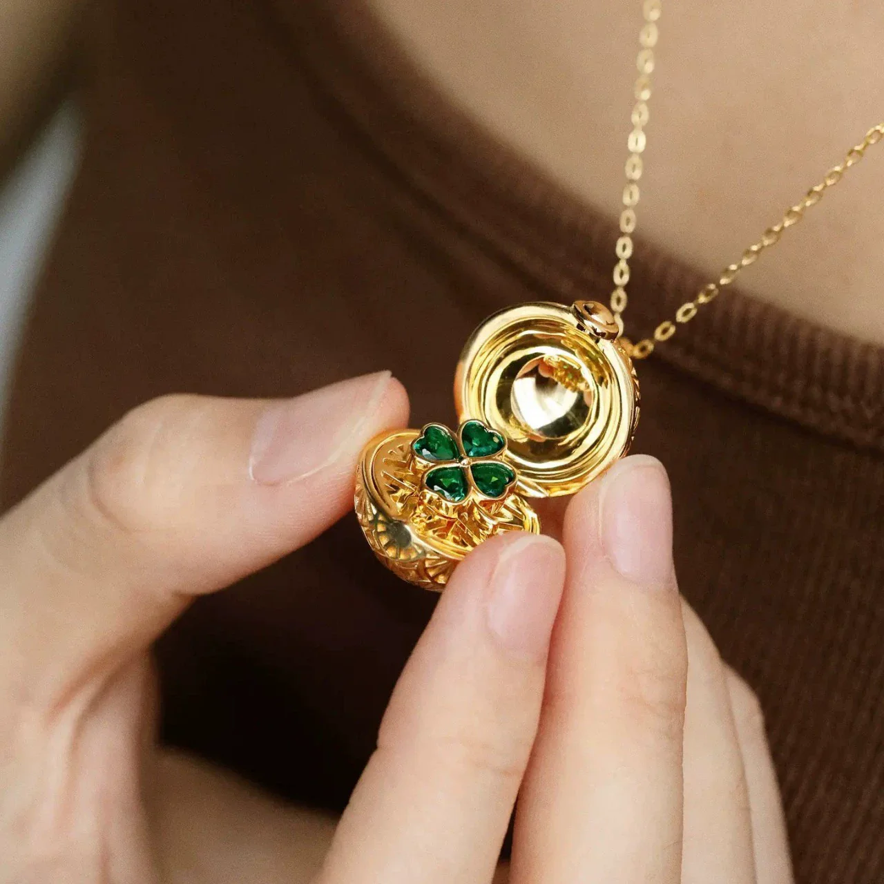 Wholesale Women's Retro Maillard Style Geometric Heart Four Leaf Clover Frog Opening And Closing Round Pendant Necklace With Copper Chain And Mixed Gemstone Setting Electroplated - Image 3