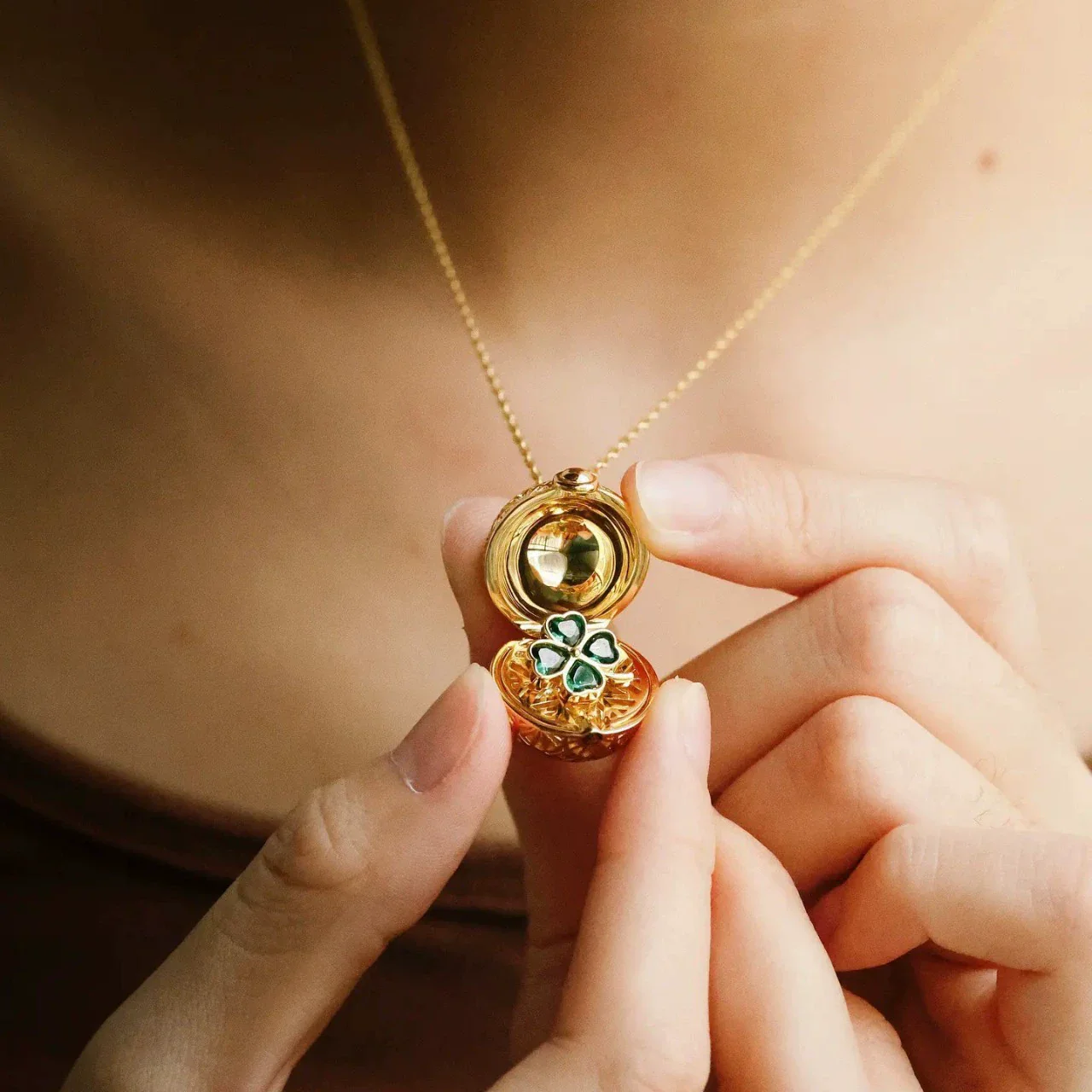 Wholesale Women's Retro Maillard Style Geometric Heart Four Leaf Clover Frog Opening And Closing Round Pendant Necklace With Copper Chain And Mixed Gemstone Setting Electroplated - Image 4