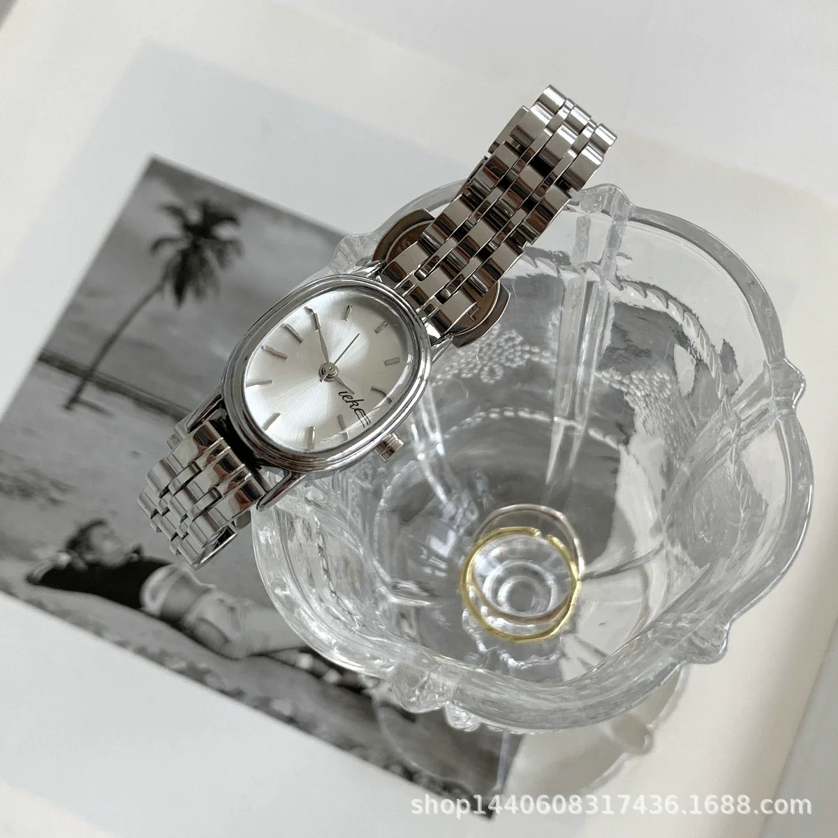 Wholesale Women's Retro Oval Dial Alloy Watch In Fashion Style - Image 2