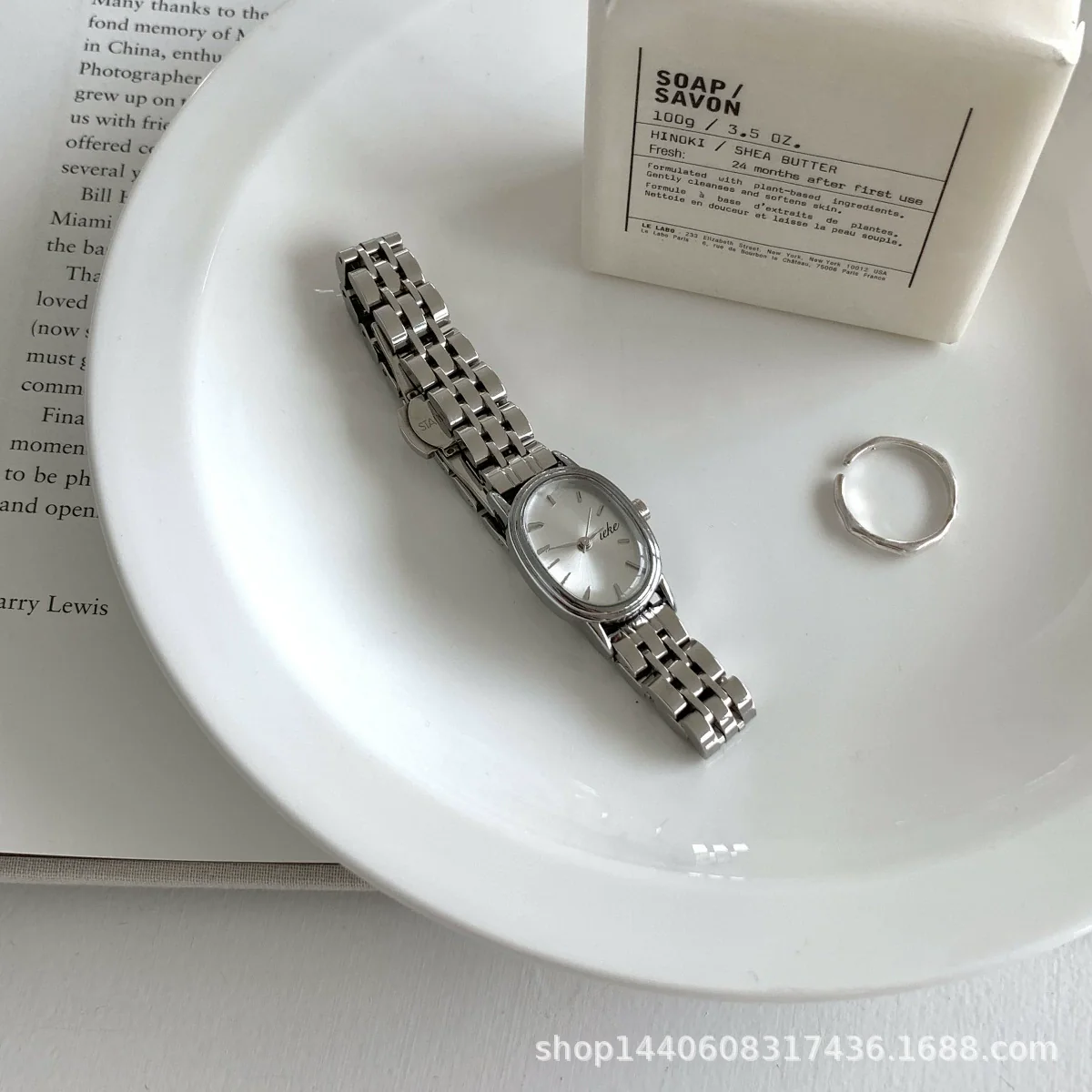 Wholesale Women's Retro Oval Dial Alloy Watch In Fashion Style - Image 7