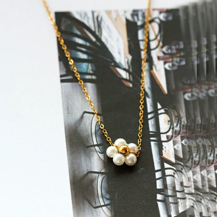 Wholesale Women's Retro Stainless Steel And Titanium Steel Daisy Flower Necklace With Glass Pearl Pendant Electroplated Ochain - Image 2