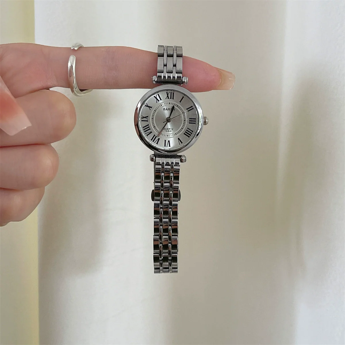 Wholesale Women's Retro Style Alloy Case Stainless Steel Buckle Round Dial Watch