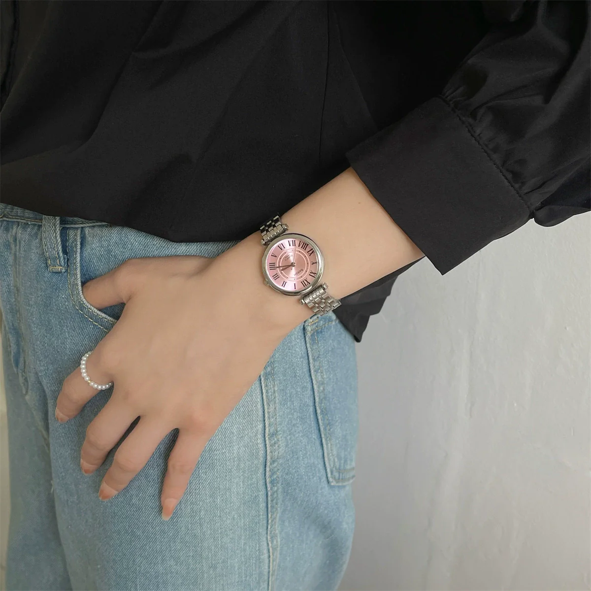Wholesale Women's Retro Style Alloy Case Stainless Steel Buckle Round Dial Watch - Image 3