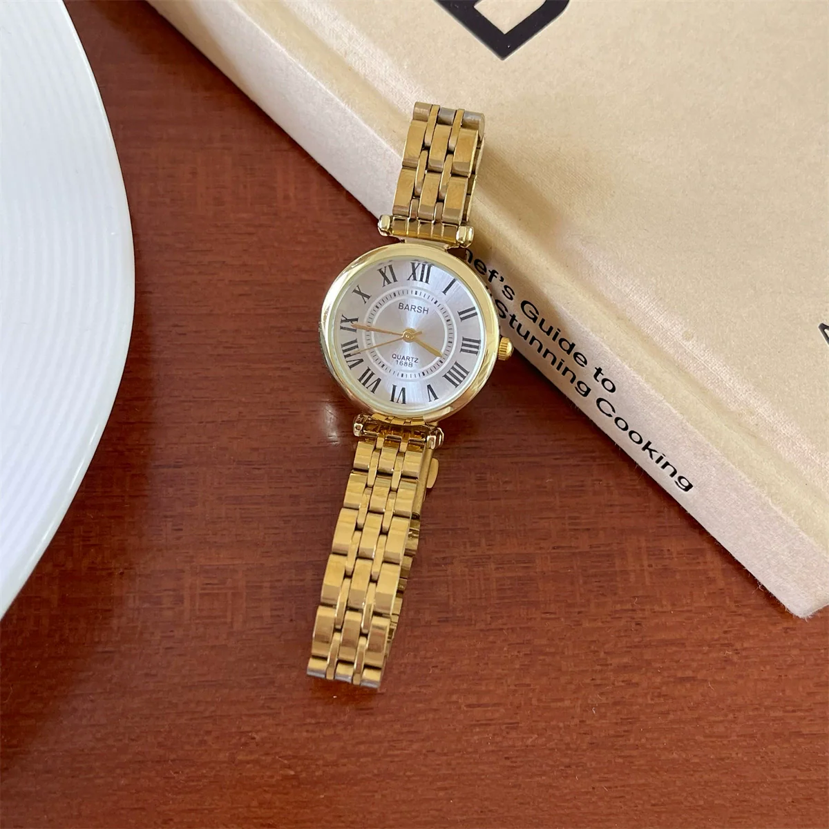 Wholesale Women's Retro Style Alloy Case Stainless Steel Buckle Round Dial Watch - Image 6