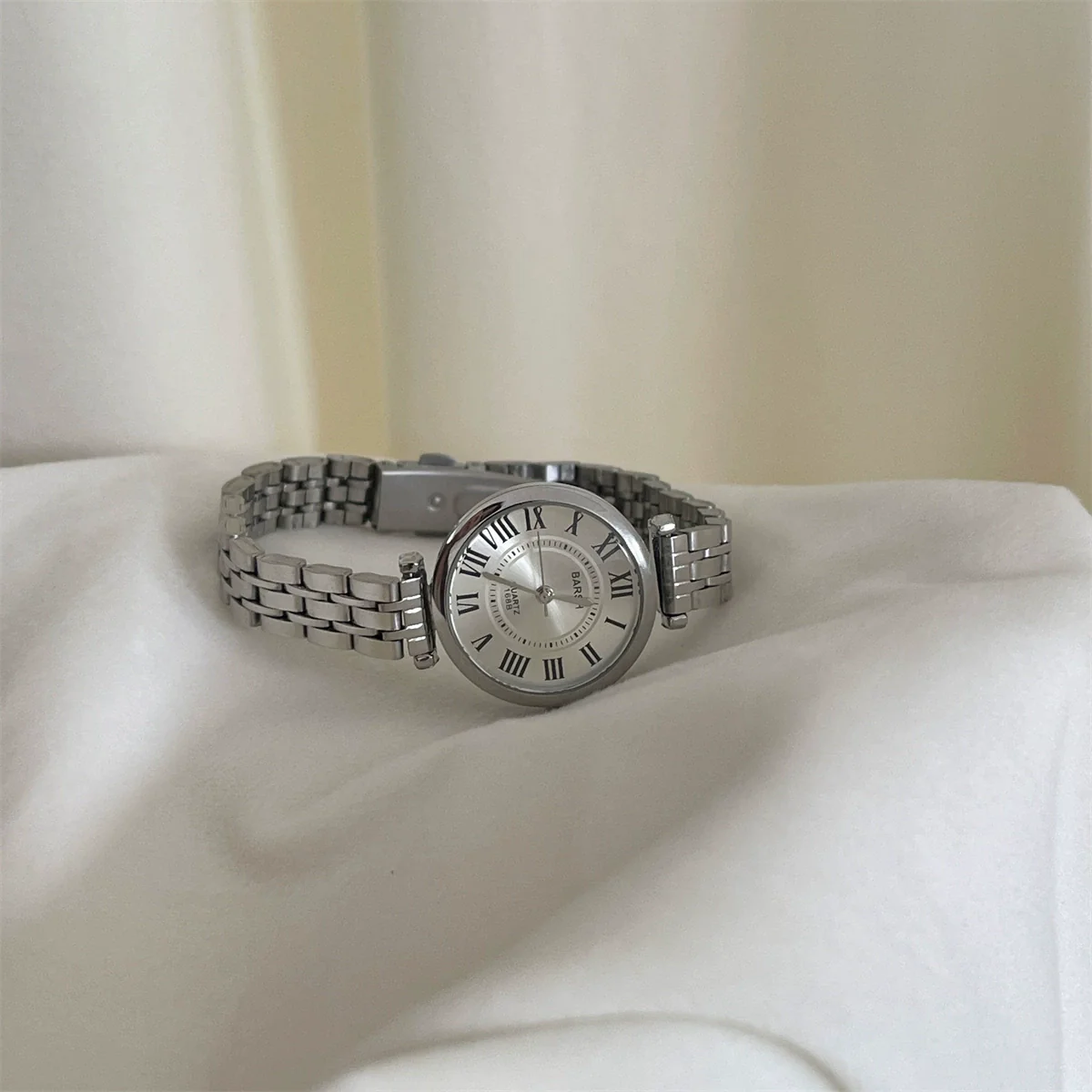 Wholesale Women's Retro Style Alloy Case Stainless Steel Buckle Round Dial Watch - Image 7