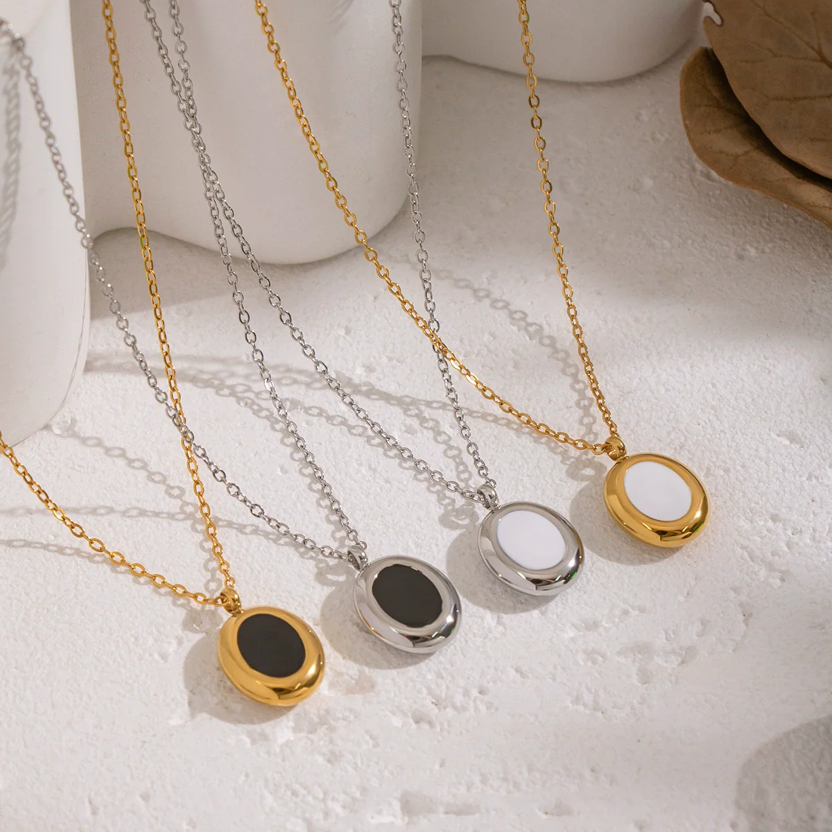 Wholesale Women's Simple Classic Geometric Black Gold Oil Drop Round Stainless Steel Necklace With O Word Chain Pvd Furnace Vacuum Real Gold Plating