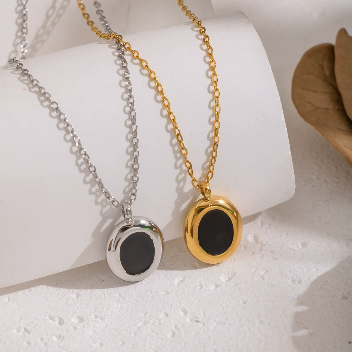 Wholesale Women's Simple Classic Geometric Black Gold Oil Drop Round Stainless Steel Necklace With O Word Chain Pvd Furnace Vacuum Real Gold Plating - Image 4