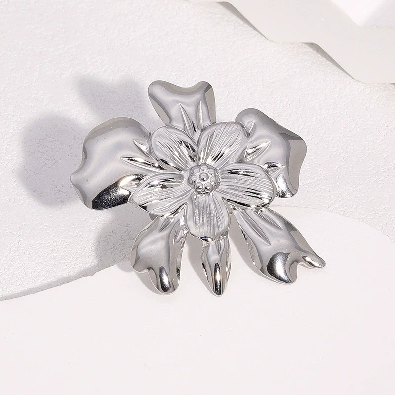 Wholesale Women's Simple Flower Pattern Goldplated Stainless Steel Open Rings Hand Jewelry - Image 3