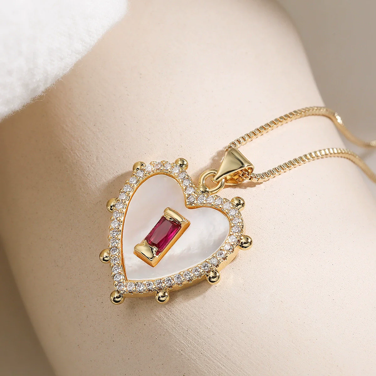 Wholesale Women's Simple Geometric Copper Plated 18K Gold Heart Pendant Necklace - Image 3