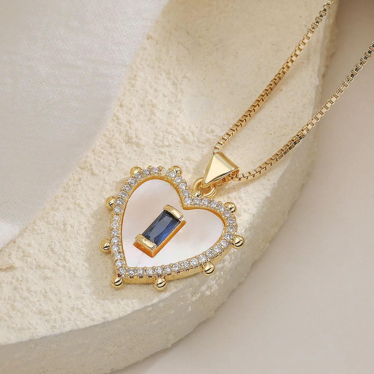 Wholesale Women's Simple Geometric Copper Plated 18K Gold Heart Pendant Necklace - Image 4
