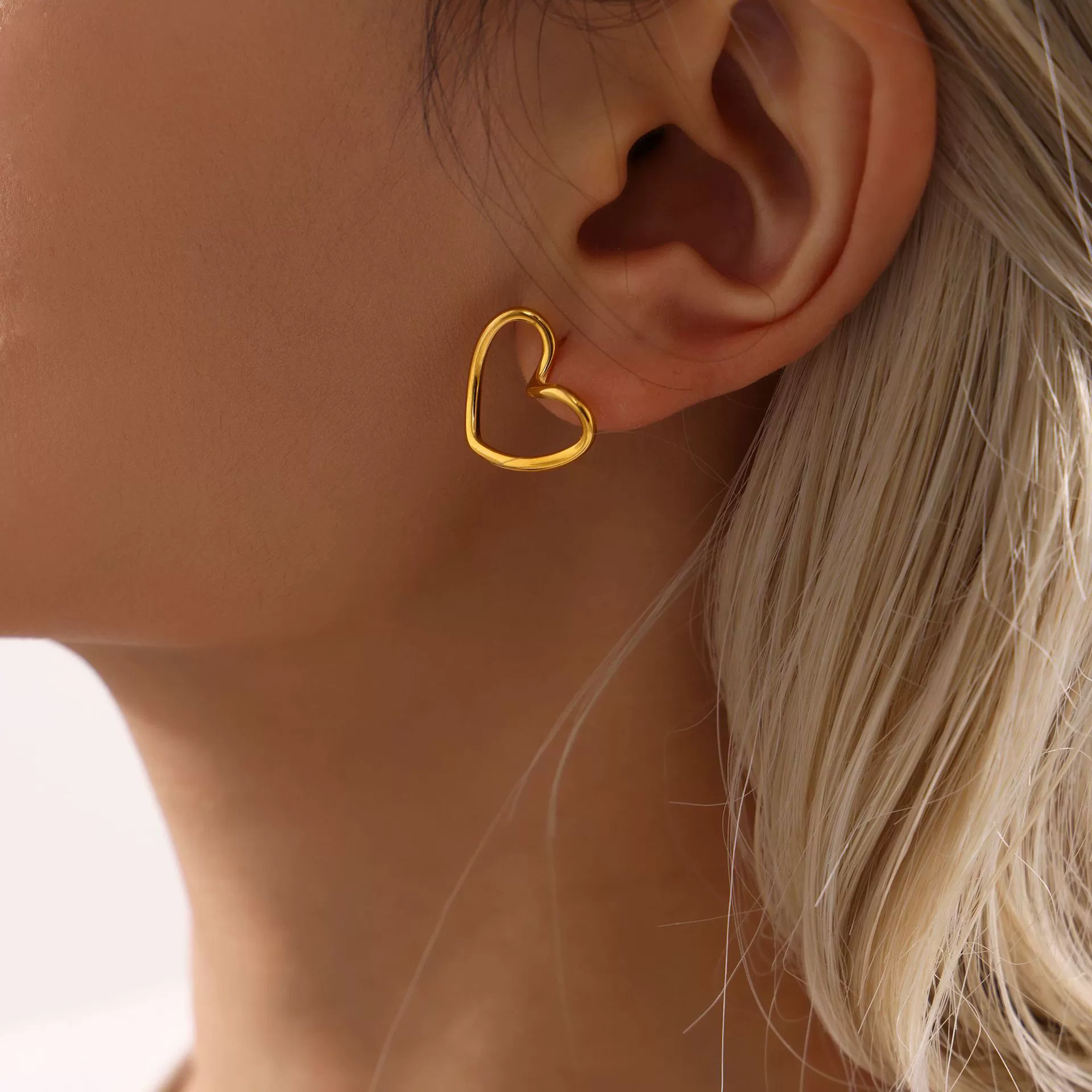 Wholesale Women's Simple Geometric Ferris Wheel Hollow Love Earrings Made Of Titanium Steel And Stainless Steel With Pvd 18K Gold Electroplating - Image 3