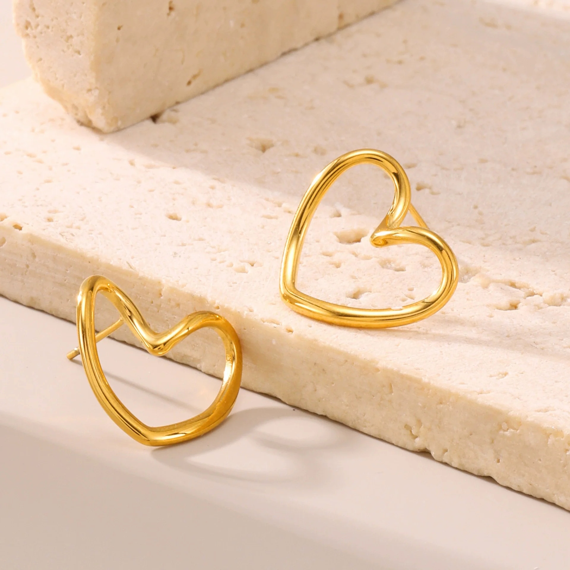 Wholesale Women's Simple Geometric Ferris Wheel Hollow Love Earrings Made Of Titanium Steel And Stainless Steel With Pvd 18K Gold Electroplating - Image 4