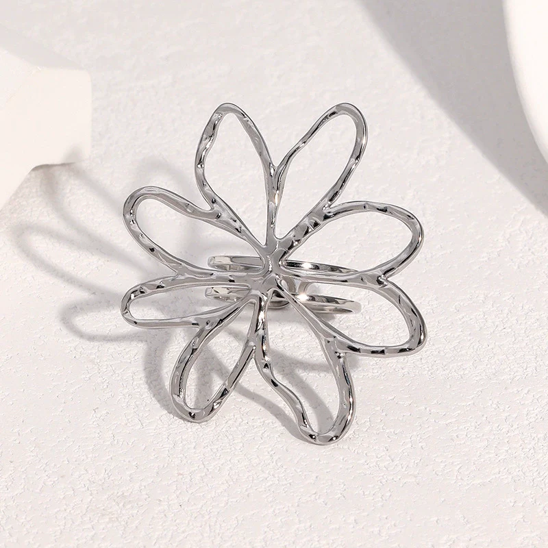 Wholesale Women's Simple Hollow Flower Electroplated Stainless Steel Ring Hand Jewelry - Image 3