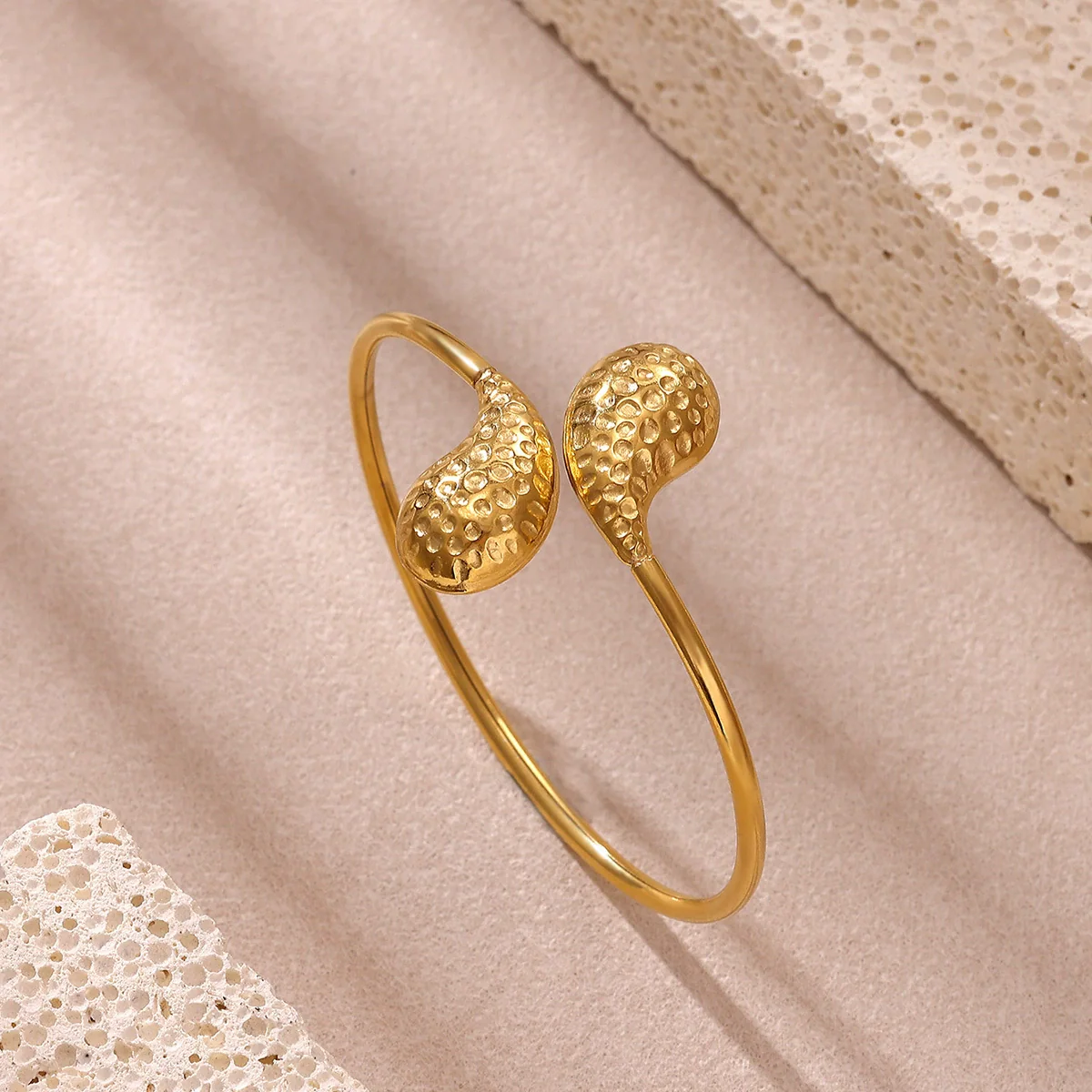 Wholesale Women's Simple Portrait Stainless Steel 18K Gold Plated Open Bracelet - Image 4