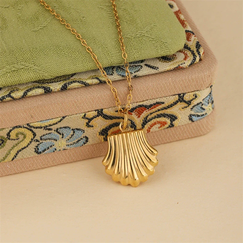 Wholesale Women's Stainless Steel 18K Gold Electroplated Geometric Scallop Fanshaped Collarbone Necklace - Image 3