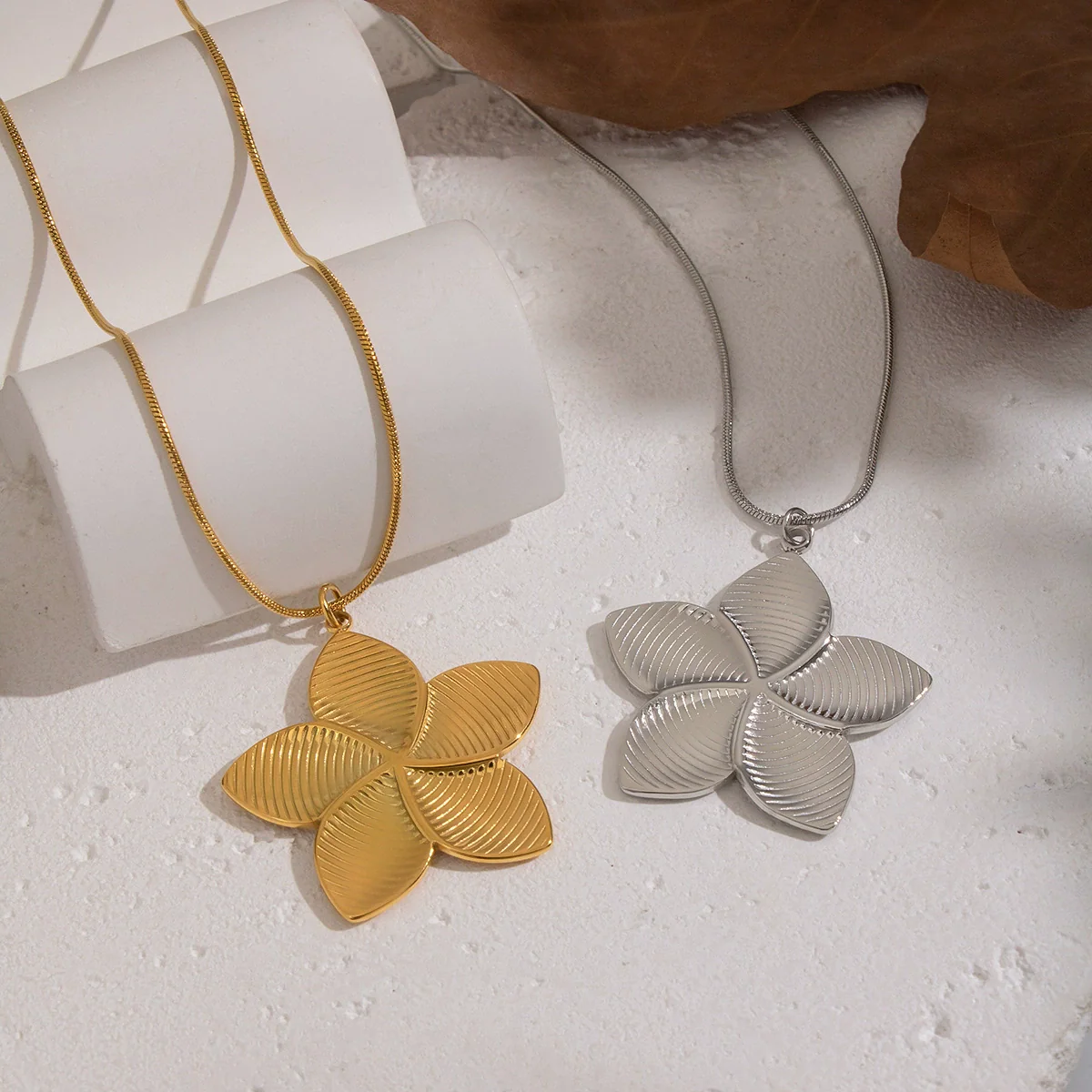 Wholesale Women's Stainless Steel 18K Real Gold Plated Flower Pendant Necklace With Snake Chain French Retro Texture - Image 2
