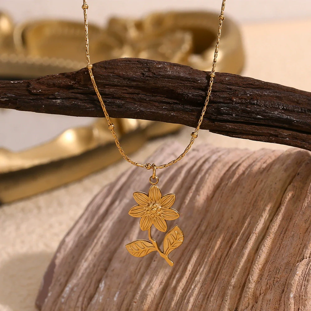Wholesale Women's Stainless Steel And Titanium Steel Flower Pattern Electroplated 18K Gold Lotus Pendant Necklace - Image 3