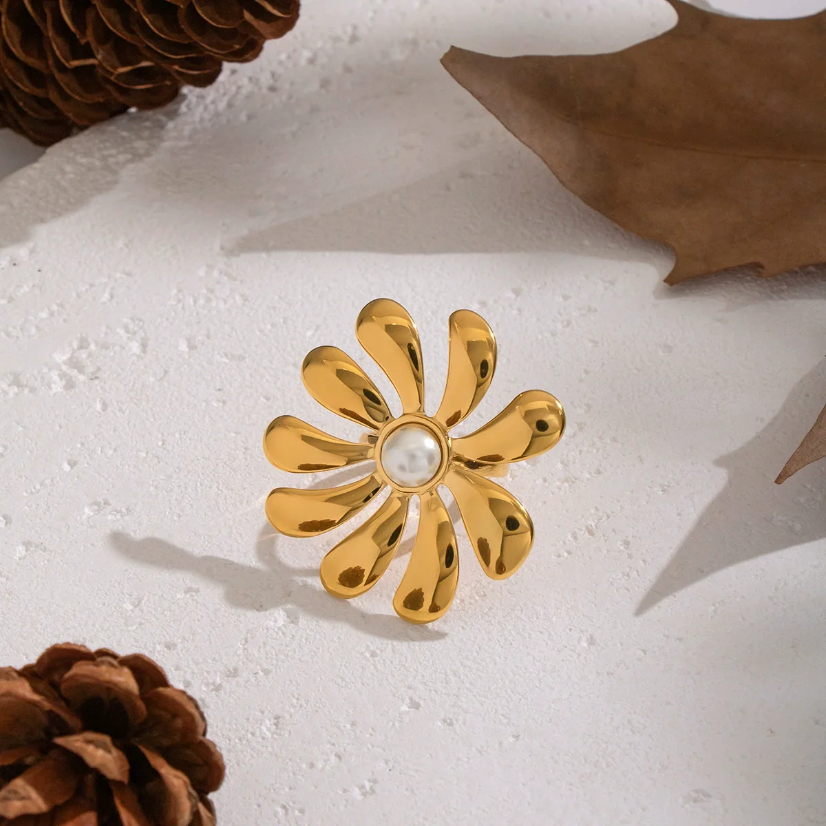 Wholesale Women's Stainless Steel Daisy Flower Ring With Pvd Furnace Vacuum Real Gold Plating Light Luxury Style - Image 2