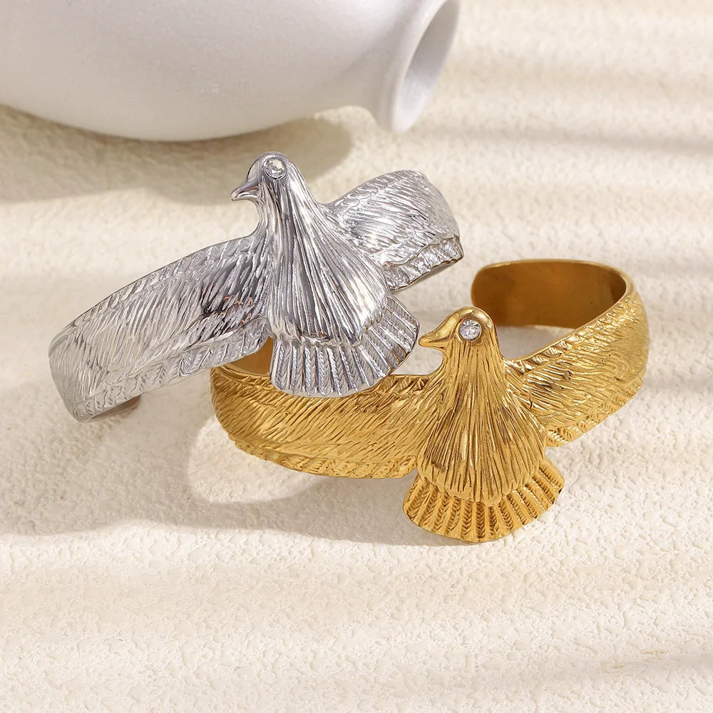 Wholesale Women's Stainless Steel Electroplated 18K Gold Geometric Light Luxury Style Eagle Bracelet - Image 3