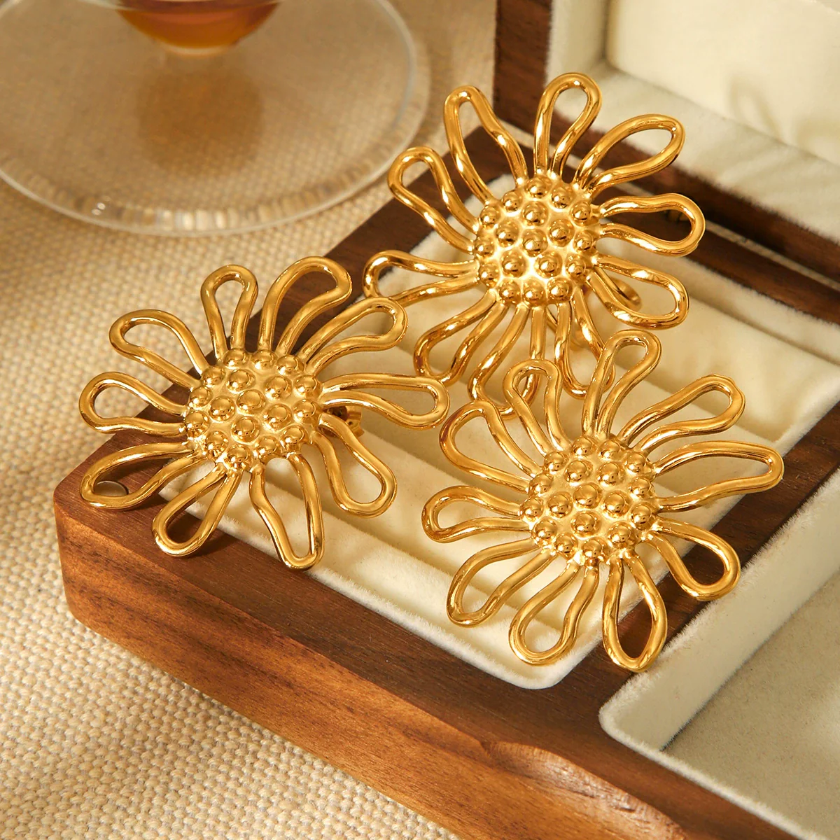 Wholesale Women's Stainless Steel Electroplated Geometric And Flower Cut Out Earrings Jewelry - Image 3