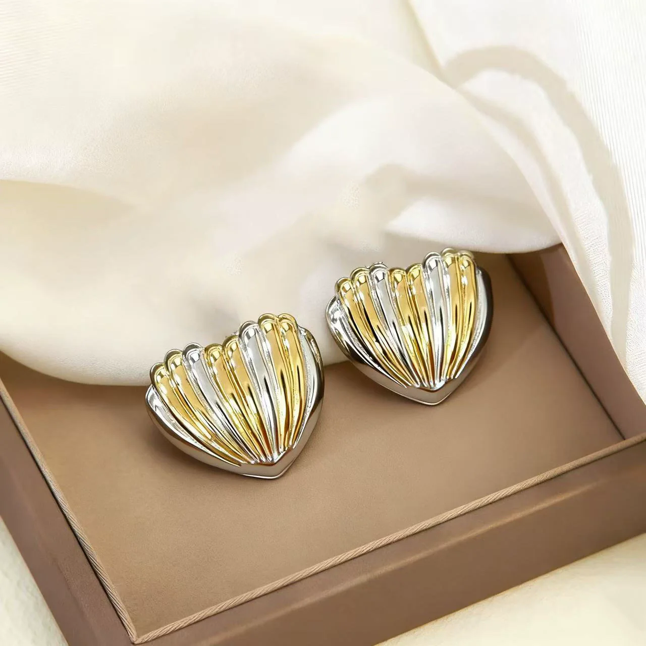 Wholesale Women's Stainless Steel Electroplated Heartshaped Striped Love Earrings - Image 4