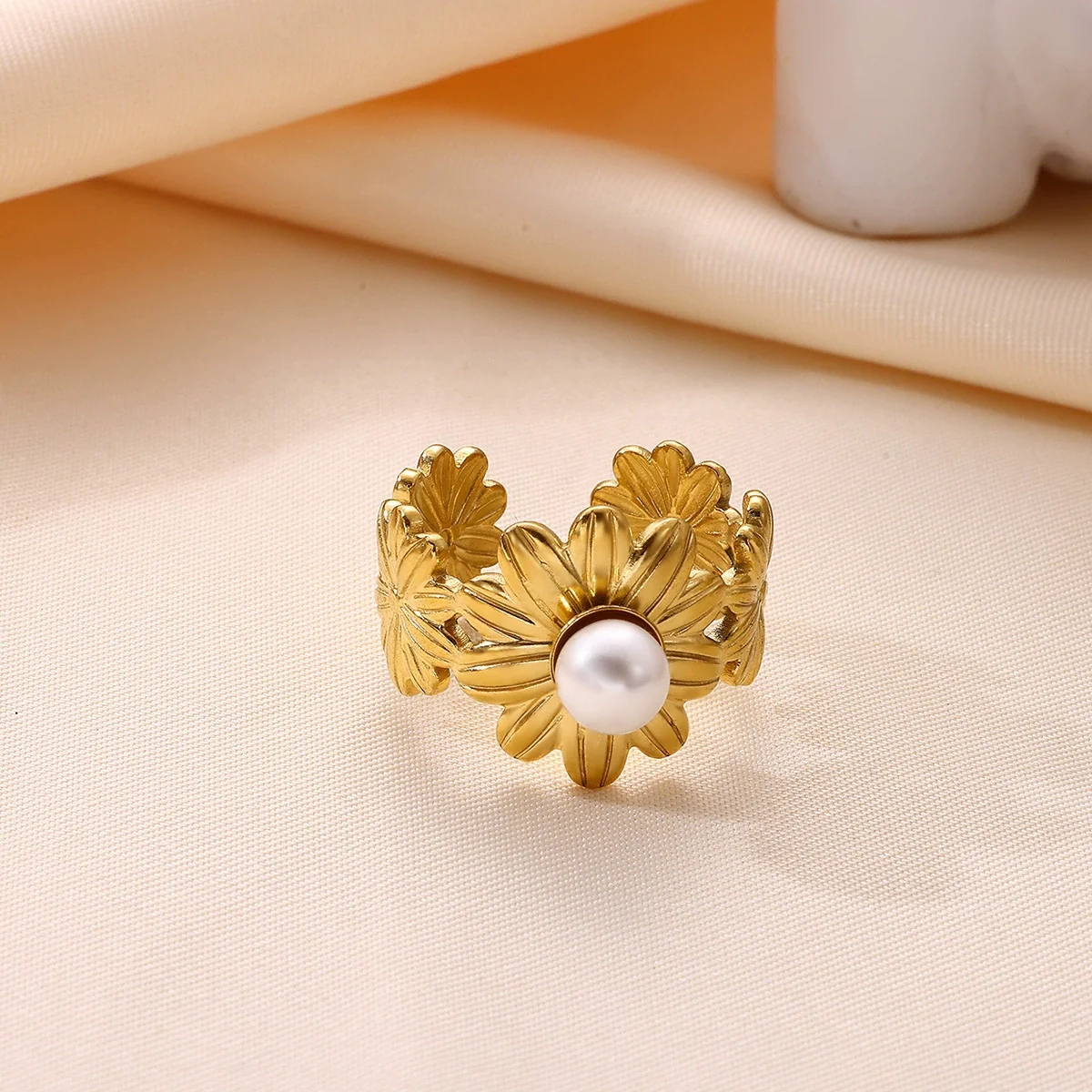 Wholesale Women's Stainless Steel Geometric Heart Shape 18K Gold Inlaid Ring - Image 2