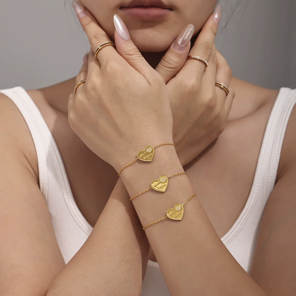 Wholesale Women's Stainless Steel Zircon Love Letter Heart Geometric Style Electroplated Bracelet