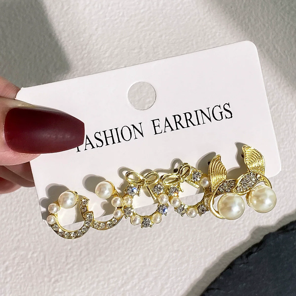 Wholesale Women's Sweet Geometric Artificial Pearl And Alloy Fishtail Moon Earrings Set With Pearl Inlaid - Image 4