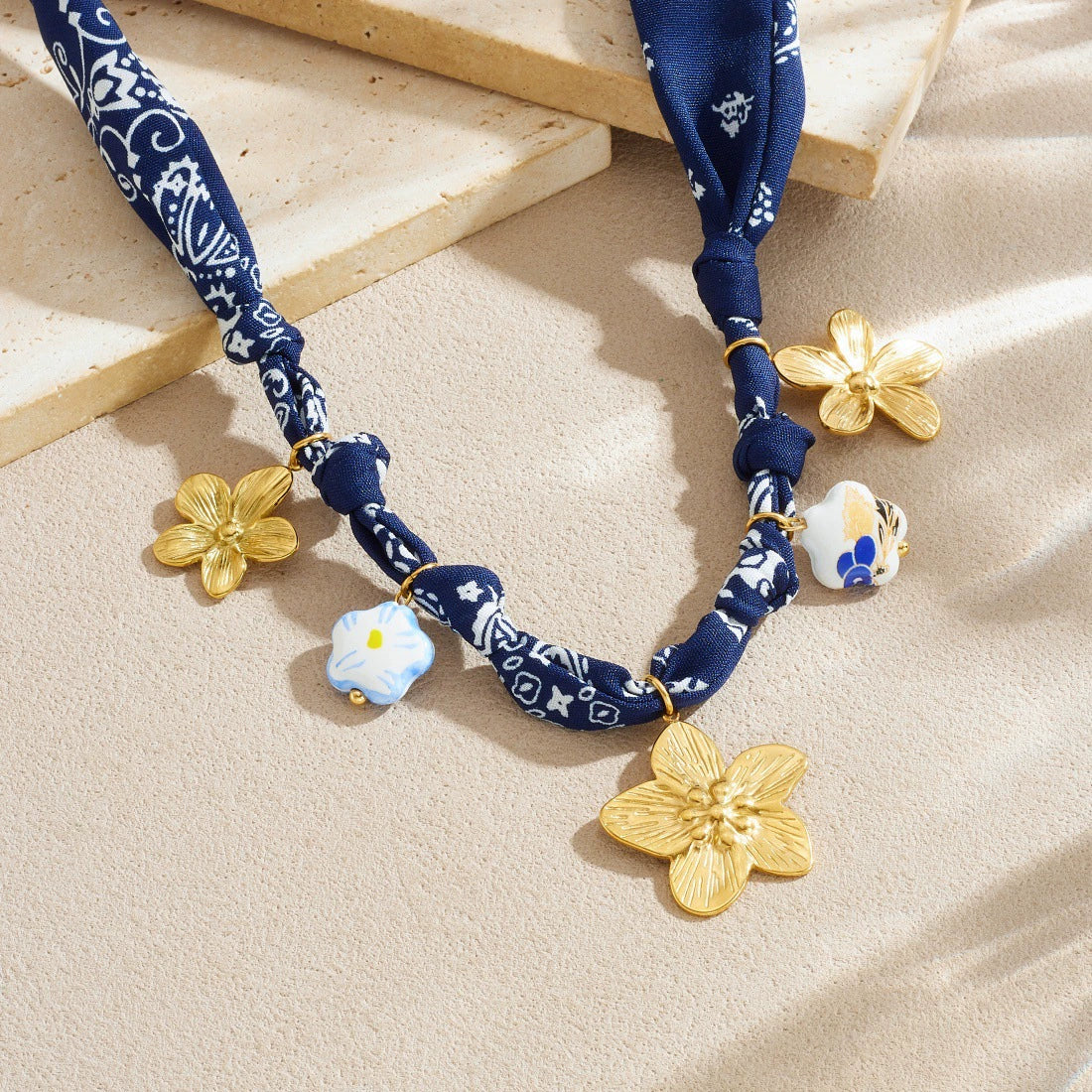 Wholesale Women's Vintage Blue Printed Ceramic Painted Flower Goldplated Stainless Steel Pendant Jewelry Set With Regular Chain Featuring Plants And Flowers Pattern - Image 2